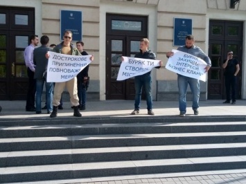 "Город для людей, а не выбросов": под стенами запорожской мэрии проходит митинг (Фото)