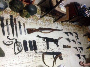 Полиция изъяла арсенал у "коллекционера" в Мариуполе (ФОТО)