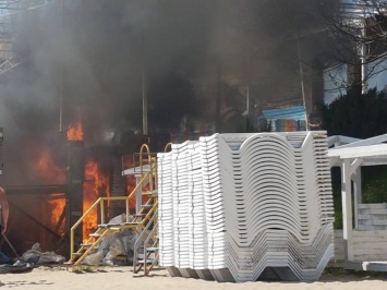 В Черноморске сгорела летняя площадка ресторана на побережье