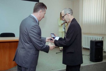 В Днепре ликвидатором аварии на ЧАЭС вручили памятные часы и медали