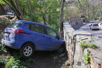 В Одессе машина скатилась со склона и врезалась в забор. Фото