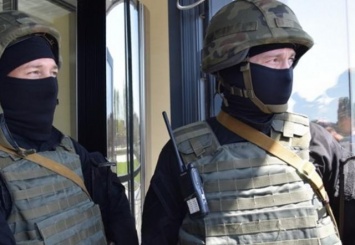 Вооруженные правоохранители в масках проводят обыски в Николаевском морпорту (ФОТО)