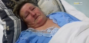В Николаеве 66-летняя женщина, прикованная к постели, просит откликнуться родных: заботятся о ней только медики и соседи по палате