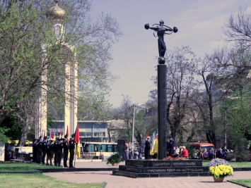 Одесситы возложили цветы к памятнику ликвидаторам аварии на ЧАЭС. Фоторепортаж