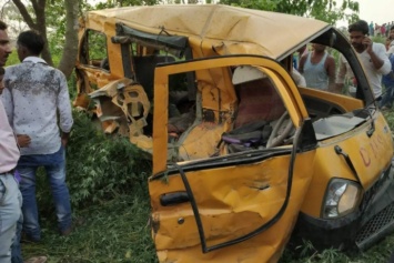 Поезд протаранил школьный автобус в Индии: 13 детей погибли