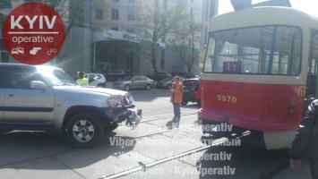 В Киеве столкнулись трамвай и авто