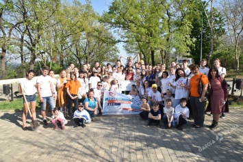 В одесском парке Шевченко высадили аллею кленов в рамках «Недель добрых дел» (фоторепортаж)