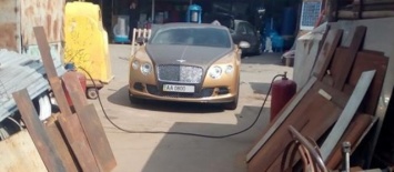 В Украине сфотографировали Bentley возле пункта приема металлолома