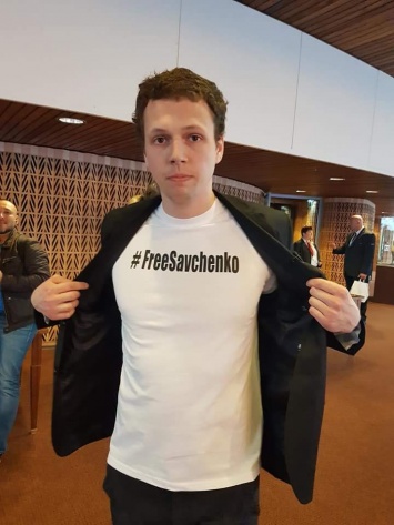 "Гибридная война": российские журналисты пришли на сессию ПАСЕ в футболках "старой коллекции" FreeSavchenko