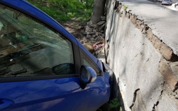 В Одессе автомобиль сам съехал со склона (ФОТО)