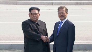 Ким Чен Ын встретился с главой Южной Кореи и привез ему лапшу