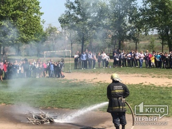 Криворожские спасатели показали школьникам, как тушить пожар