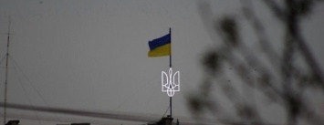 В Покровске на крыше многоэтажки появился светящийся герб Украины