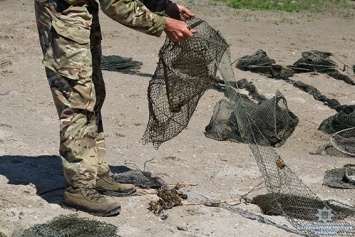 Под Николаевом полиция обнаружила в Южном Буге еще 200 раколовок и других браконьерских снастей