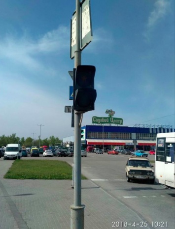 "Перейти дорогу тот еще квест": В Запорожье напротив "Ашана" весь день не работал светофор