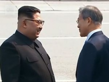 Дружеские рукопожатия и улыбки: в сети показали, как встретились лидеры КНДР и Южной Кореи