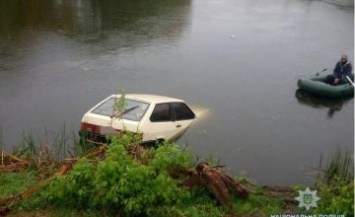 В Винницкой области пьяный водитель не справился с управлением и упал в реку