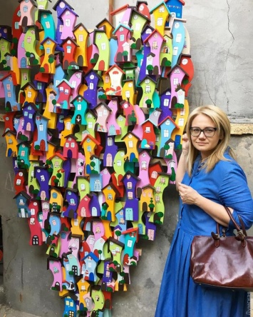 Арт-объект: стену дома на Гоголя украсило большое сердце из разноцветных домиков