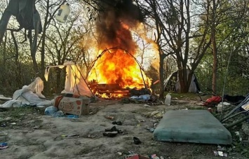 После поджога лагеря ромов глава Нацполиции уверяет, что в Киеве им безопасно