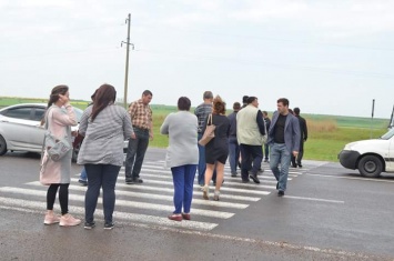 Татарбунарцы возмутились «убитыми» дорогами и перекрыли трассу Одесса - Рени