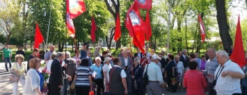 В Запорожье проходит маевка с красными флагами: на площади Свободы около полусотни человек с плакатами, - ФОТО
