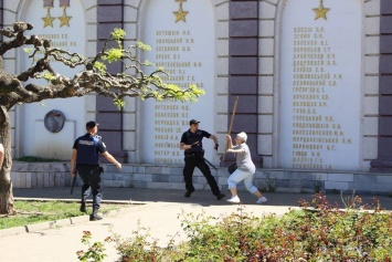 На первомайском митинге пожилая одесситка отбивалась от полиции древком от флага