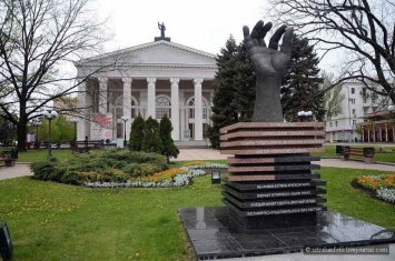 В Донецке демонтировали скульптуру, подаренную СКМ