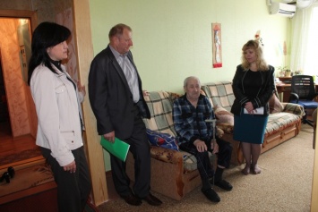 Власти Ленинского района оказали адресную поддержку ветеранам