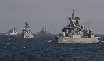 В акваторию Черного моря вошли военные корабли НАТО