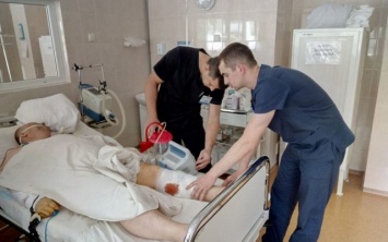 Врачи Мечникова спасают бойца с серьезной травмой