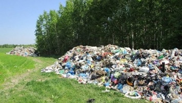 В Житомирской области поля незаконно засыпали мусором из Львова