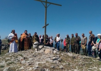 В Крыму на Чатыр-Даге восстановили спиленный вандалами крест