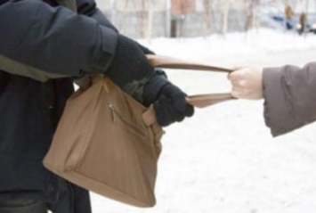 За попытку вырвать сумку из рук прохожей житель Сумщины проведет за решеткой 5 лет