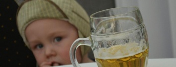 Жительница Бердянска напоила трехлетнюю дочь пивом - девочка в больнице