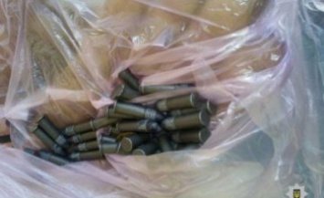 На Днепропетровщине полиция задержала мужчину, который имел при себе полный пакет патронов (ФОТО)