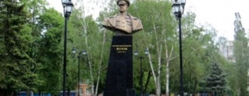 В Харькове свалили памятник советскому маршалу (ВИДЕО)