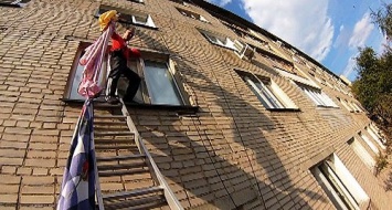 В Чернигове с 4-го этажа общежития выпала студентка