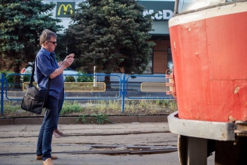 ЧП в Днепре: трамвай задел пенсионерку и помял два авто