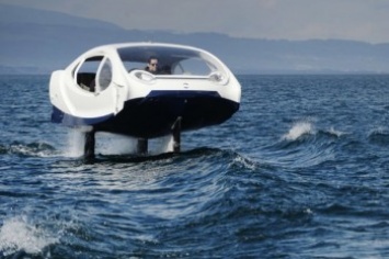 Французская компания представила водный электромобиль на подводных крыльях (видео)