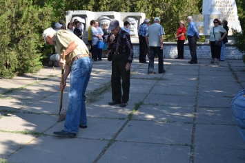 Оппозиционный блок организовал по всей области предпраздничную уборку мемориалов победителям фашизма