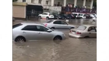 Потоп в Симферополе: машины плавают по утонувшим дорогам