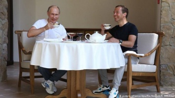 Тандем неразлучен: почему Путин держится за Медведева