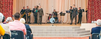 Военный оркестр и солдатская каша: Черноморский порт поздравляет ветеранов