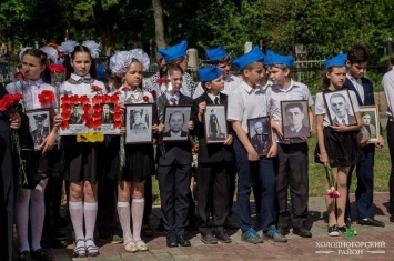 В Харькове школьники пришли на панихиду по погибшим воинам с портретами дедов-ветеранов