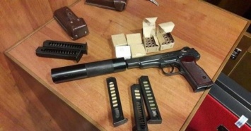 СБУ нашла у Петра Симоненко пистолет с глушителем и 120 патронов