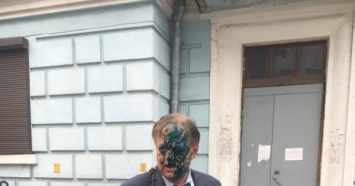 В Киеве активисты облили грязью и зеленкой главу Россотрудничества (фото, видео)