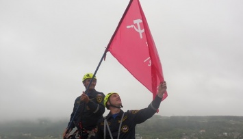 «Знамя Победы» возрузили на вершину крымских гор сотрудникик «КРЫМ-СПАС»