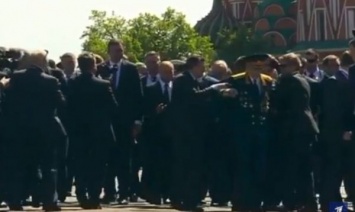 Охрана Путина оттолкнула ветерана, который хотел подойти к президенту (Видео)