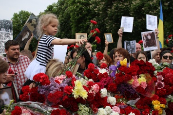С георгиевскими лентами, футболкой "СССР", столкновениями, но без грубых нарушений: Как в Украине отметили 9 мая