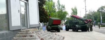 «Новейшая ракетная техника ДНР» охраняет бутик в центре Донецка (ФОТОФАКТ)